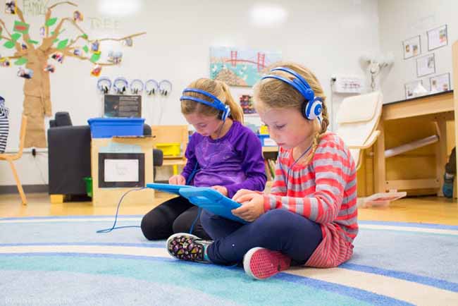 10.Nhiều đứa trẻ đeo tai nghe để giảm bớt tiếng ồn và sự phiền nhiễu.
