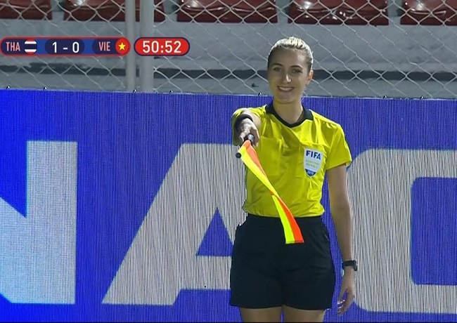 Trọng tài &#34;giúp&#34; ĐT nữ Việt Nam vô địch Sea Games, fan ví như thiên thần - 1