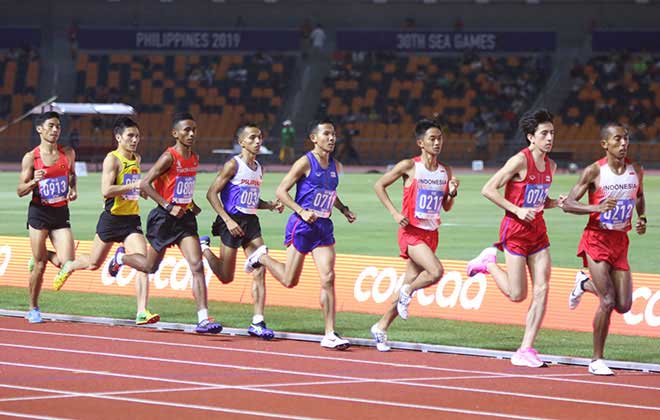 Nội dung chạy 10.000m nam SEA Games 30 nhận sự chú ý đặc biệt từ truyền thông và người hâm mộ khi nhà ĐKVĐ Nguyễn Văn Lai (số 0913, chạy cuối) phải đối đầu với VĐV nhập tịch của Thái Lan - Tuntivate Kieran (số 0742, chạy nhì)