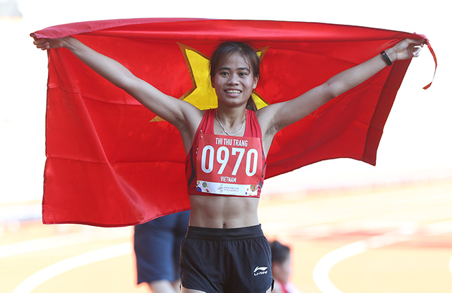 Nữ VĐV điền kinh Việt Nam chạy xe ôm, giành vàng SEA Games - 2