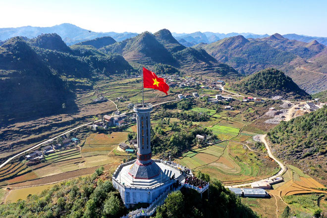 Tự hào lá cờ Việt Nam trên hành trình chinh phục miền biên ải - 1