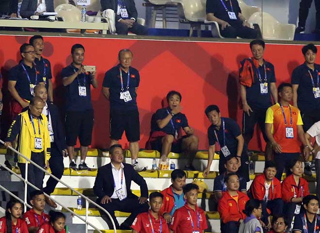 Tuyển nữ Việt Nam hạ Thái Lan vô địch SEA Games: Thầy Park ăn mừng trên khán đài - 7