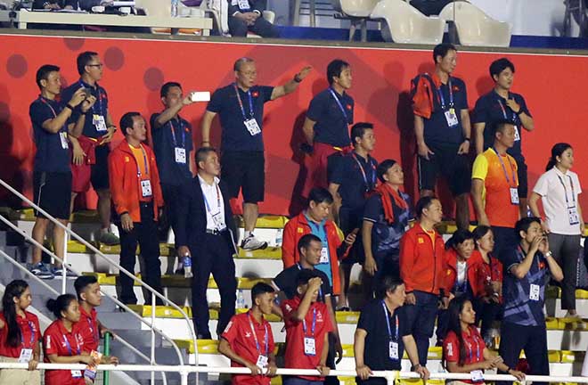 Tuyển nữ Việt Nam hạ Thái Lan vô địch SEA Games: Thầy Park ăn mừng trên khán đài - 6