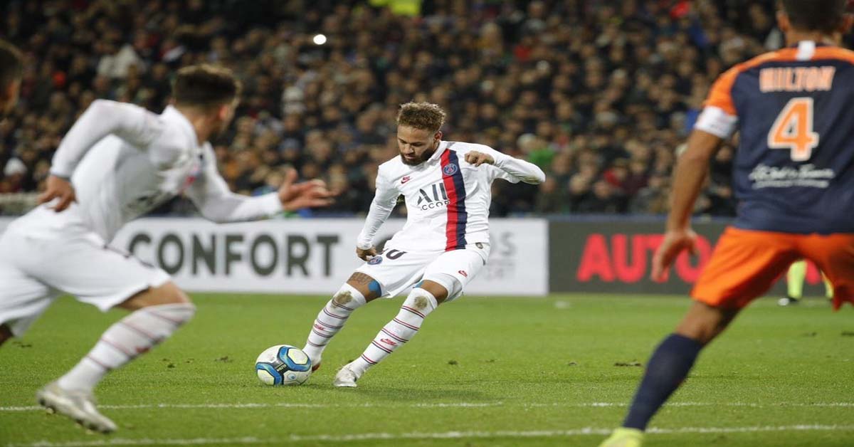 Neymar lập một siêu phẩm đá phạt trong trận đấu này