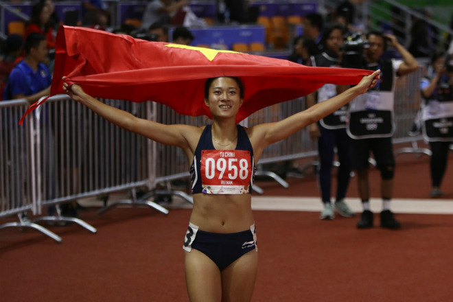 Tú Chinh vượt qua VĐV nhập tịch gốc Mỹ của nước chủ nhà Philippines để bảo vệ thành công HCV cự li 100m
