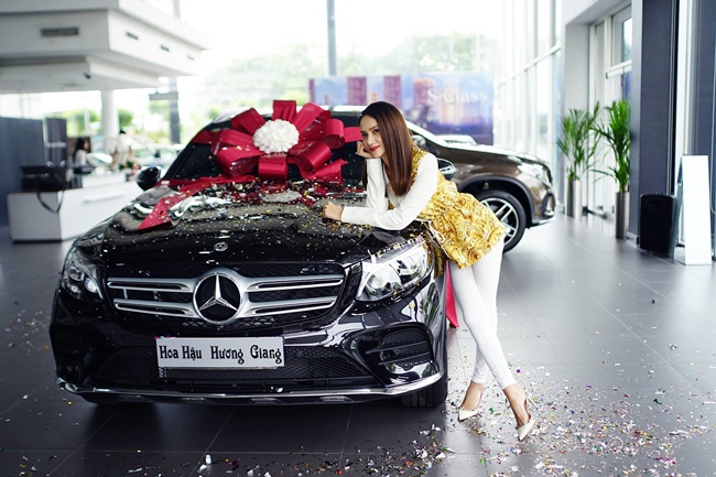 Tháng 6.2018, Hoa hậu 9X tậu chiếc Mercedes-Benz GLC 300 có giá hơn 2 tỷ đồng. Đây là xế hộp thứ ba mà Hương Giang sở hữu.