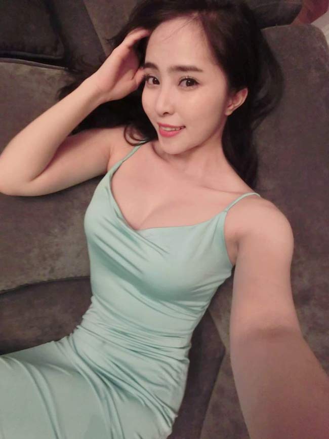 Quỳnh Nga vẫn thường được mệnh danh là &#34;Mỹ nhân sexy của showbiz Việt&#34; từ trong phim lẫn đời thường.