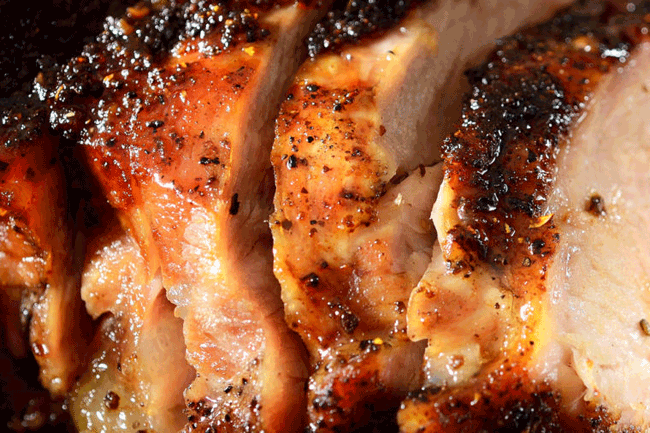 5. Thịt nướng: Theo Viện Ung thư Quốc gia Hoa Kỳ, nấu thịt ở nhiệt độ cao tạo ra 2 loại hóa chất có thể làm tăng nguy cơ mắc bệnh ung thư là amin dị vòng (HCAs) và hydrocarbon thơm đa vòng (PAHs). Một nghiên cứu cho thấy, thường xuyên ăn thịt nướng làm tăng nguy cơ phát triển ung thư tuyến tụy lên 60%, trong khi một nghiên cứu khác cho thấy nó tăng gần gấp đôi nguy cơ ung thư vú ở phụ nữ sau mãn kinh.
