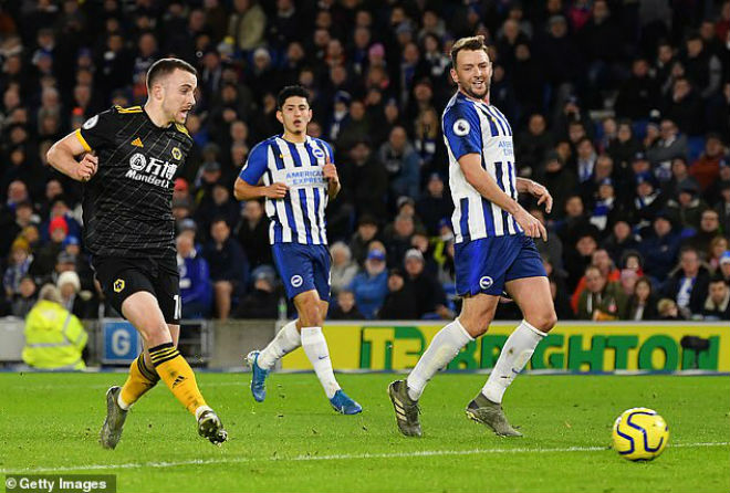 Jota (áo đen) lập cú đúp nhưng Wolves vẫn không thể thắng Brighton