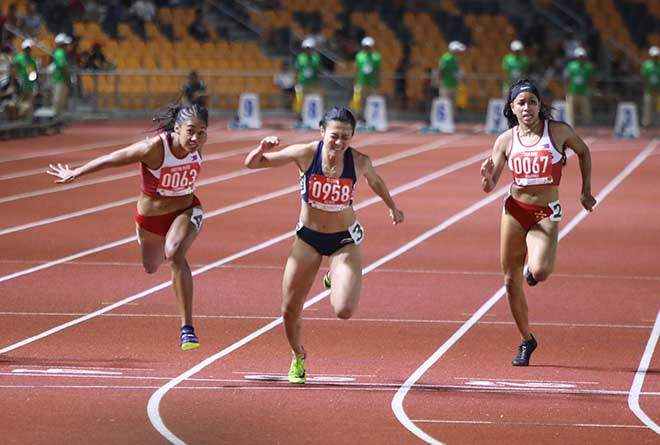Tú Chinh (giữa) tiếp tục là "Nữ hoàng tốc độ SEA Games" khi hạ được VĐV người Mỹ nhập tịch Philippines để bảo vệ tấm HCV chạy 100m