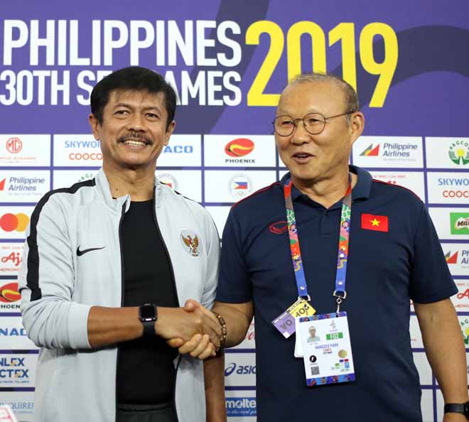 HLV Park Hang Seo và HLV Indra Sjafri tỏ ra khá vui vẻ khi gặp nhau trong cuộc họp báo trước chung kết môn bóng đá nam SEA Games 2019.