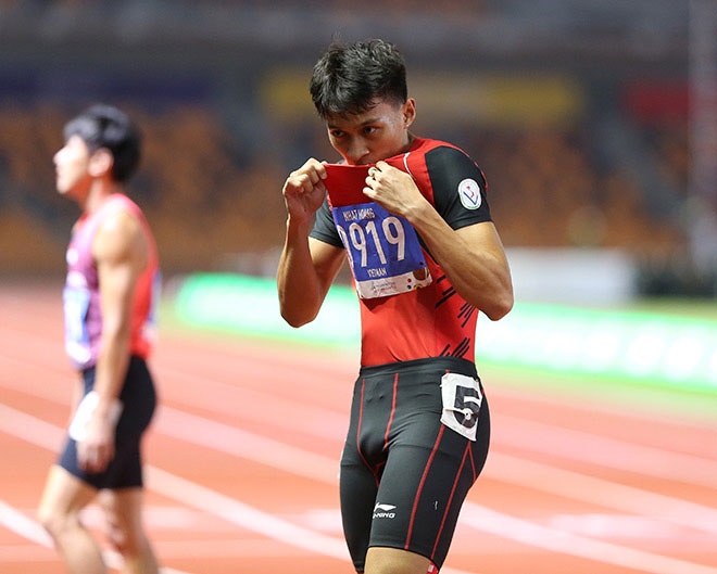 Nhật Hoàng hôn lá cờ Tổ quốc in trên ngực áo ăn mừng chiếc HCV trong lần đầu dự SEA Games. Điền kinh Việt Nam sẽ còn tranh tài trong 2 ngày 9 và 10/12, hứa hẹn tiếp tục mang đến tin vui cho đoàn thể thao nước nhà cũng như người hâm mộ Việt Nam.