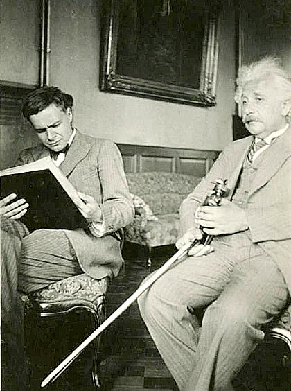 Thiên tài Albert Einstein trong cuộc gặp cuối cùng với cậu con trai Edurd.&nbsp;