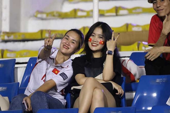 Nguyễn Hoàng Anh (áo đen) đã có mặt trên sân Rizal Memorial từ rất sớm để cổ vũ Đoàn Văn Hậu cũng như U22 Việt Nam.