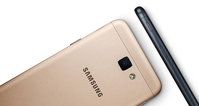 Mẫu Galaxy&nbsp; J7 Prime có thiết kế kim loại đầu tiên trên thị trường năm 2016, tạo nên làn sóng mạnh mẽ trong giới trẻ