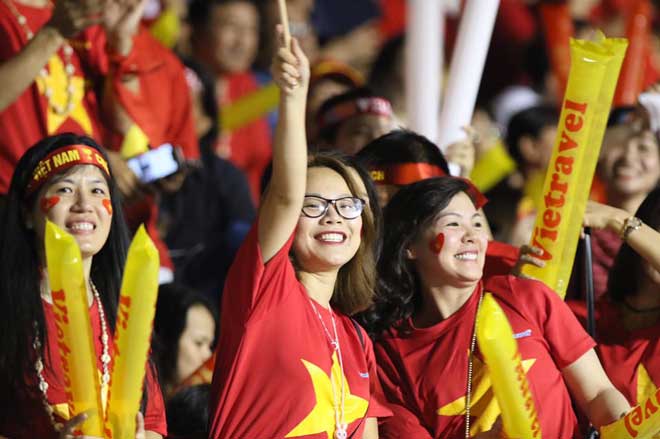 &#34;Bóng hồng&#34; đến sân cổ vũ U22 Việt Nam giành Vàng SEA Games hút hồn triệu fan - 14