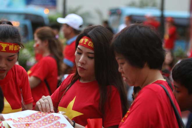 &#34;Bóng hồng&#34; đến sân cổ vũ U22 Việt Nam giành Vàng SEA Games hút hồn triệu fan - 3