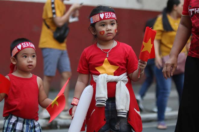 Trực tiếp không khí U22 Việt Nam tranh vàng SEA Games: Fan Việt &#34;nhuộm đỏ&#34; Rizal Memorial - 4