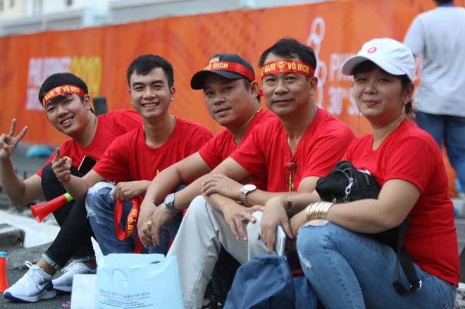 Trực tiếp không khí U22 Việt Nam tranh vàng SEA Games: Fan Việt &#34;nhuộm đỏ&#34; Rizal Memorial - 12