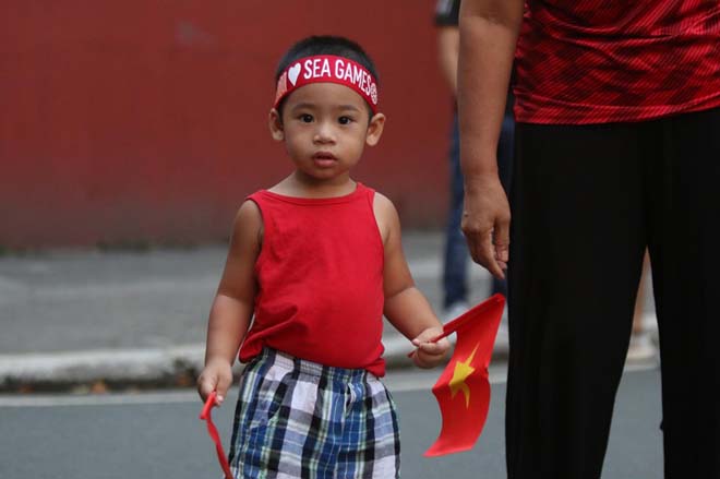 Trực tiếp không khí U22 Việt Nam tranh vàng SEA Games: Fan Việt &#34;nhuộm đỏ&#34; Rizal Memorial - 13