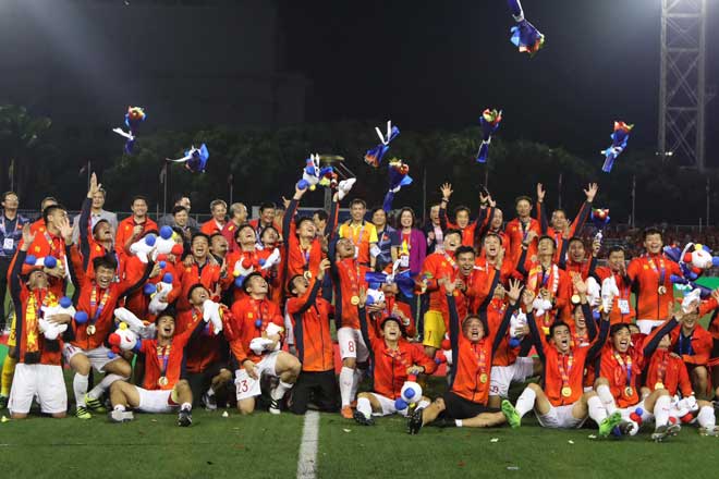 U22 Việt Nam tưng bừng ăn mừng HCV SEA Games: Thầy trò Park Hang Seo vinh danh lịch sử - 1