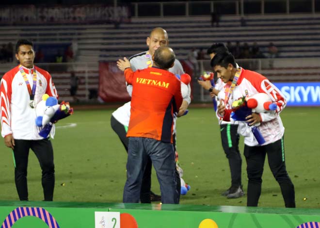 Thầy Park an ủi thành viên ban huấn luyện và các cầu thủ U22 Indonesia sau trận chung kết môn bóng đá nam SEA Games 30