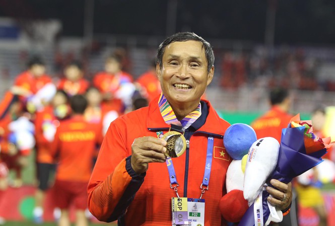 HLV Mai Đúc Chung, người đã cống hiến hết mình cho sự nghiệp bóng đá nữ Việt Nam.