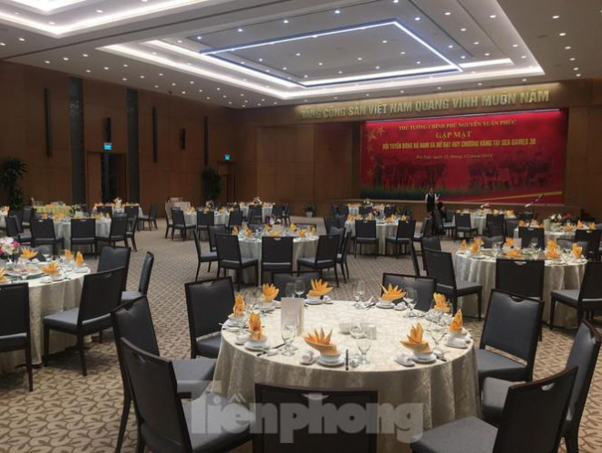 Tối nay (11/12), ngay sau buổi gặp mặt chúc mừng, Thủ tướng Nguyễn Xuân Phúc mời hai đội bóng đá nam và nữ Việt Nam cùng toàn thể ban huấn luyện dự tiệc thân mật.&nbsp;