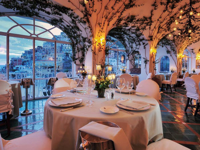 Ristorante La Sponda, Italia: Nằm tại thành phố xinh đẹp Positano trên bờ biển Amalfi, nhà hàng Ristorante La Sponda có tầm nhìn tuyệt đẹp ra biển và các ngôi nhà cổ xung quanh.
