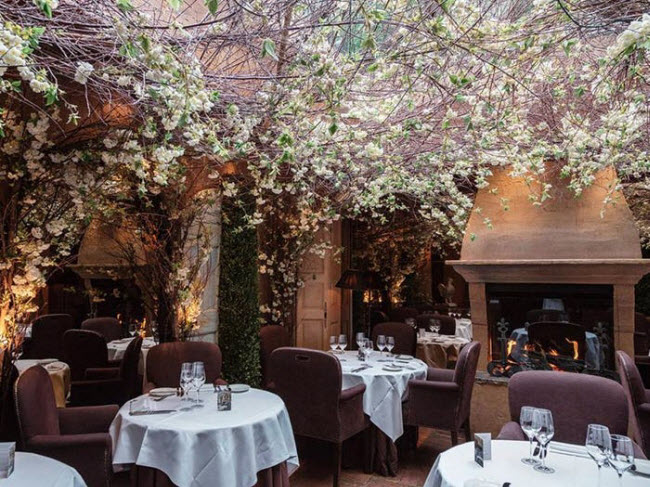 Clos Maggiore, Anh: Không gian tràn ngập hoa và lò sưởi ấm áp khiến thực khách đánh giá Clos Maggiore là nhà hàng lãng mạn nhất thế giới năm 2016.

