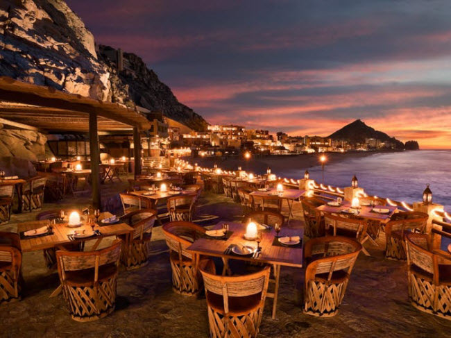 El Farallón, Mexico: Nhà hàng ven biển được trên dựng trên vách đá tại mũi Cabo San Lucas. Từ đây, du khách có thể chiêm ngưỡng phong cảnh biển và hoàng hôn tuyệt đẹp.
