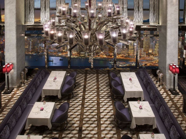 Tosca, Hong Kong: Nằm bên trong khách sạn Ritz-Carlton, nhà hàng này gây ấn tượng với phong cách trang trí hiện đại cùng tầm nhìn tuyệt đẹp ra xung quanh.
