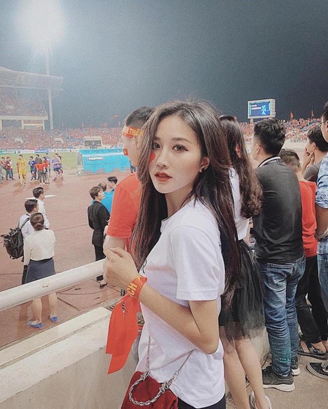 Trần Linh Hương (1997) là một trong số những cổ động viên được người hâm mộ bóng đá Việt Nam tìm kiếm vì quá xinh đẹp.