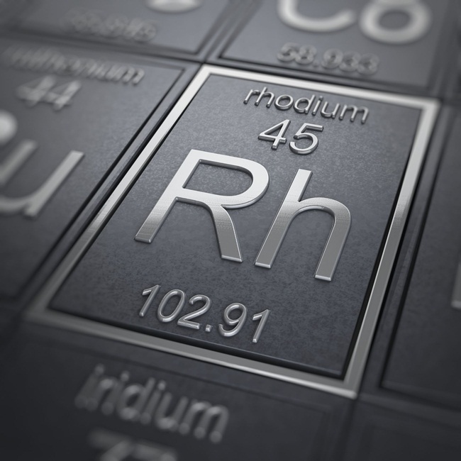 So với vàng, Rhodium đắt gấp 6 lần. Chúng có màu trắng bạc, cứng, bền.