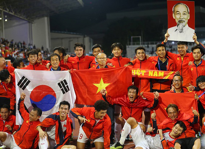 HLV Park Hang Seo và các cầu thủ chụp ảnh kỷ niệm sau chiến thắng.