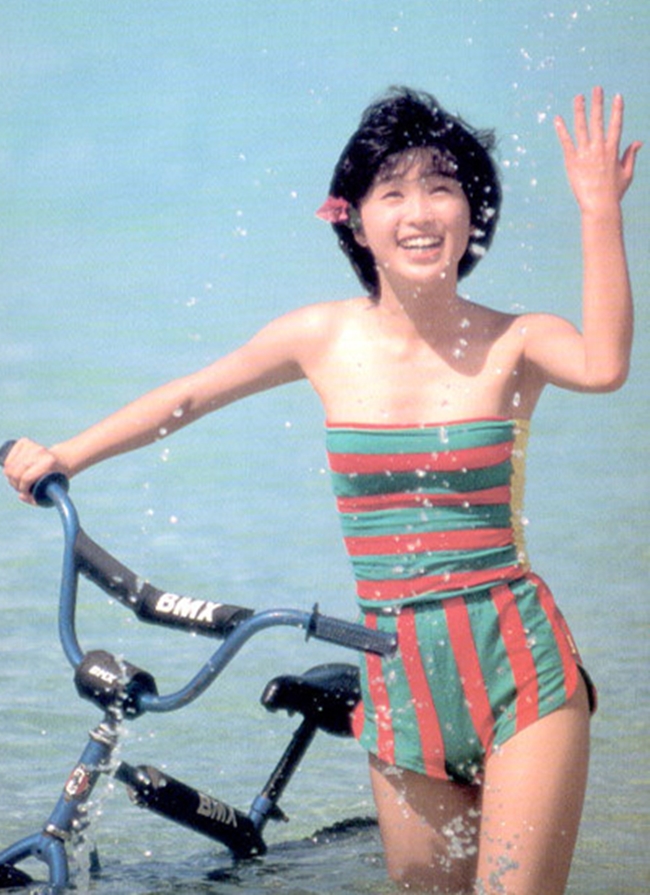 Noriko Sakai là nữ ca sĩ kiêm diễn viên nổi tiếng của Nhật Bản ở thập niên 1990. Cô được xem là biểu tượng nhạc pop của làng giải trí hoa anh đào với nhiều đĩa đơn ăn khách như I Want to Be A Boy, Blue Rabbit, Love Letter...
