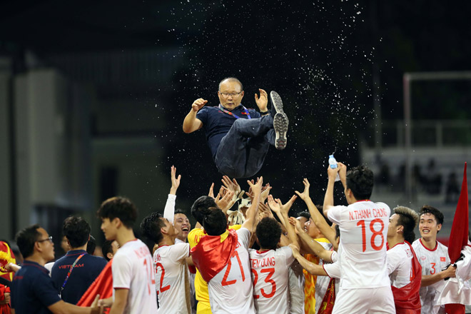 Thầy trò HLV Park Hang-seo nhận mưa tiền thưởng sau tấm HCV SEA Games 30.