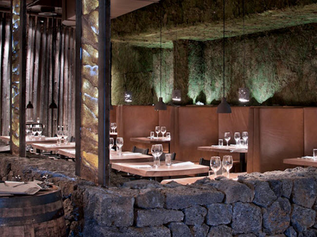 Grillmarket, Iceland: Nhà hàng này ban đầu là một rạp chiếu phim cũ trước khi bị cháy và được cải tạo thành nơi ăn uống. Nội thất được thiết kế theo phong cách truyền thống của Iceland với gỗ tự nhiên, da, thân cây và tường đá.
