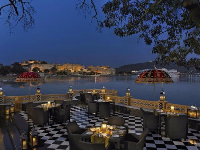 Sheesh Mahal, Ấn Độ: Nhà hàng ngoài trời nằm trong cung điện Leela Palace Udaipur, cho phép du khách chiêm ngưỡng phong cảnh hồ Pichola, trong lúc ăn tối dưới bầu trời đầy sao.
