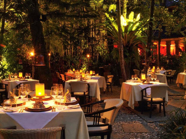 Mozaic, Indonesia: Nơi đây trông giống như một ốc đảo nhiệt đới hơn là nhà hàng, vì du khách được phục vụ ăn tối giữa khu vườn nhiều cây xanh.
