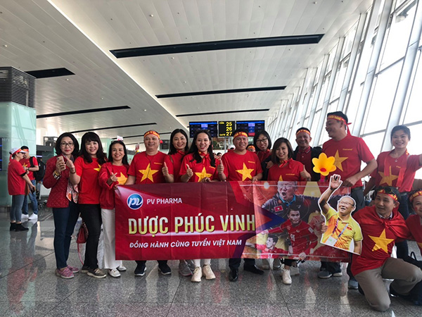 CBNV Dược Phúc Vinh hòa mình cùng không khí sôi động tại sảnh T2 sân bay Nội Bài với một màu đỏ tràn ngập.