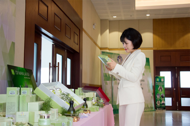 Nhà phân phối Nhi Anh cùng bàn trưng bày sản phẩm