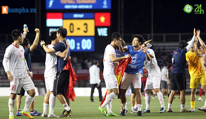 Thầy Park bị thẻ đỏ, Đức Chinh hóa Ronaldo &#34;chỉ đạo&#34; đồng đội cực sung - 3