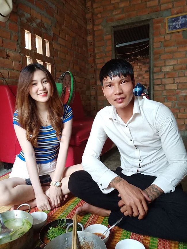 Từ khi xuất hiện trong những video của chàng Vlogger Lộc phụ hồ hút triệu view, cô gái với danh xưng hot girl cô giáo, cùng khuôn mặt xinh đẹp và thân hình nóng bỏng nhanh chóng được nhiều khán giả tò mò, tìm kiếm.