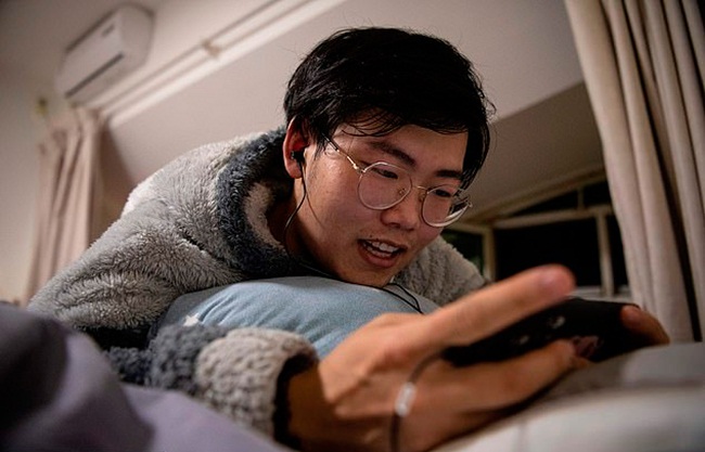 Zhuansun Xu (sống ở Trung Quốc) làm việc kinh doanh ngoại hối tại Bắc Kinh. Ban ngày anh đi làm, còn buổi tối anh chat, nhắn tin với các khách hàng nữ đã trả tiền để thành bạn trai "ảo".