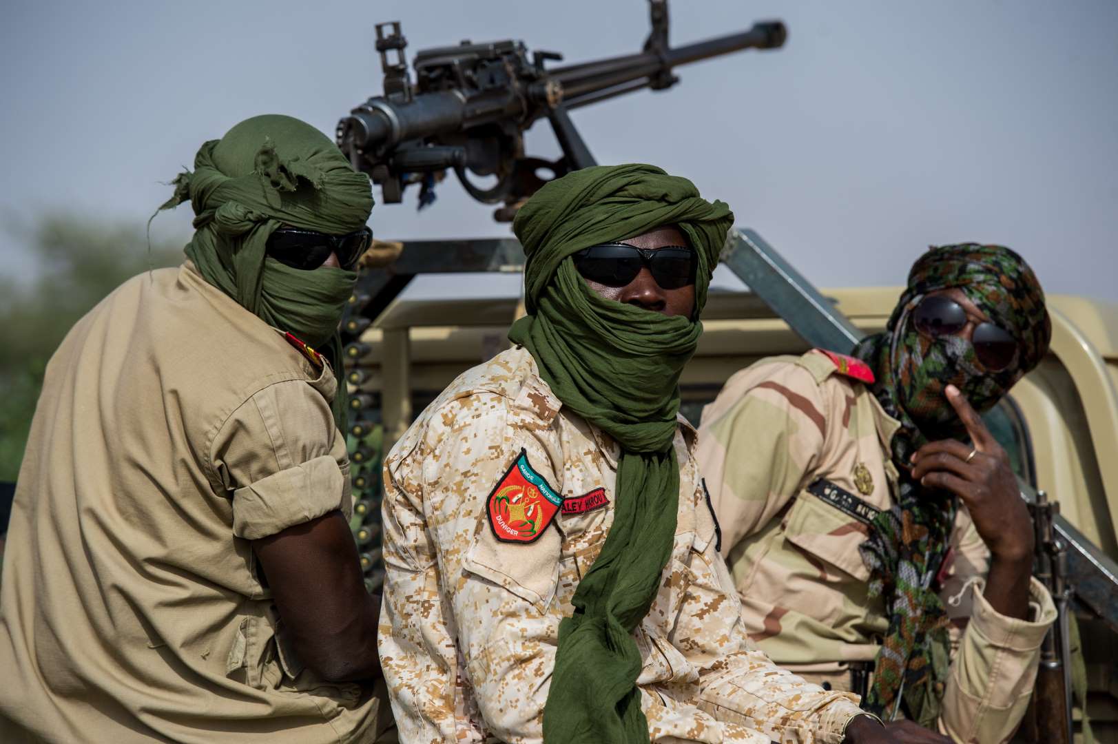 Các binh sĩ thuộc lực&nbsp; lượng&nbsp;Quân đội Quốc gia Niger tuần tra tại vùng sa mạc Sahara thuộc khu vực biên giới giữa Niger và Libya&nbsp;(Ảnh: Getty)