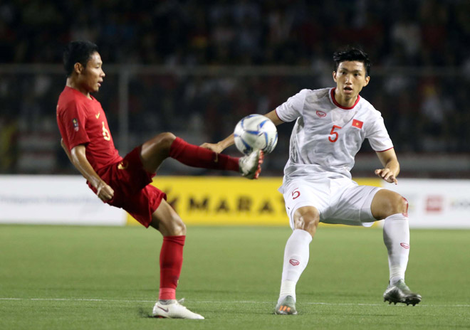 Evan Dimas và Văn Hậu đã có pha va chạm mạnh trong trận chung kết