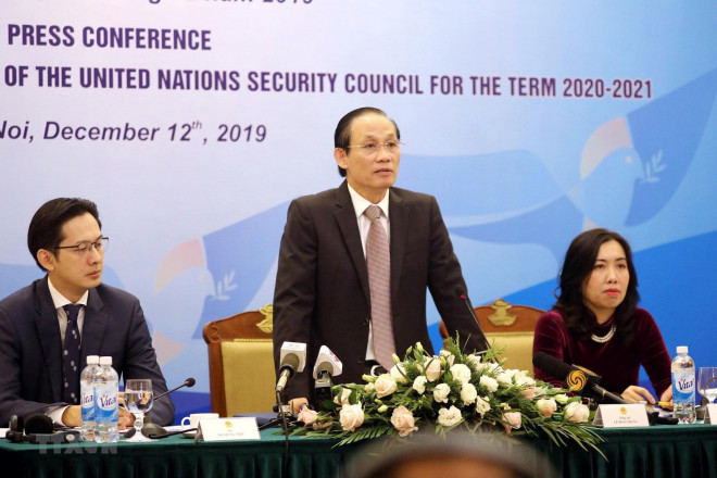 Thứ trưởng Bộ Ngoại giao Lê Hoài Trung chủ trì họp báo quốc tế Ảnh: TTXVN