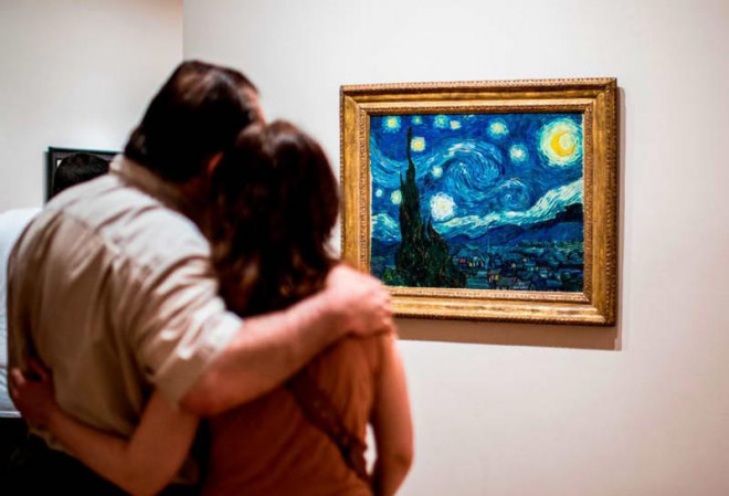 Du khách đắm chìm trong "The Starry Night" của&nbsp;van Gogh. Ảnh: CNN