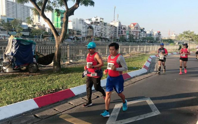 Ông Đoàn Ngọc Hải trên đường đua cự ly 42km